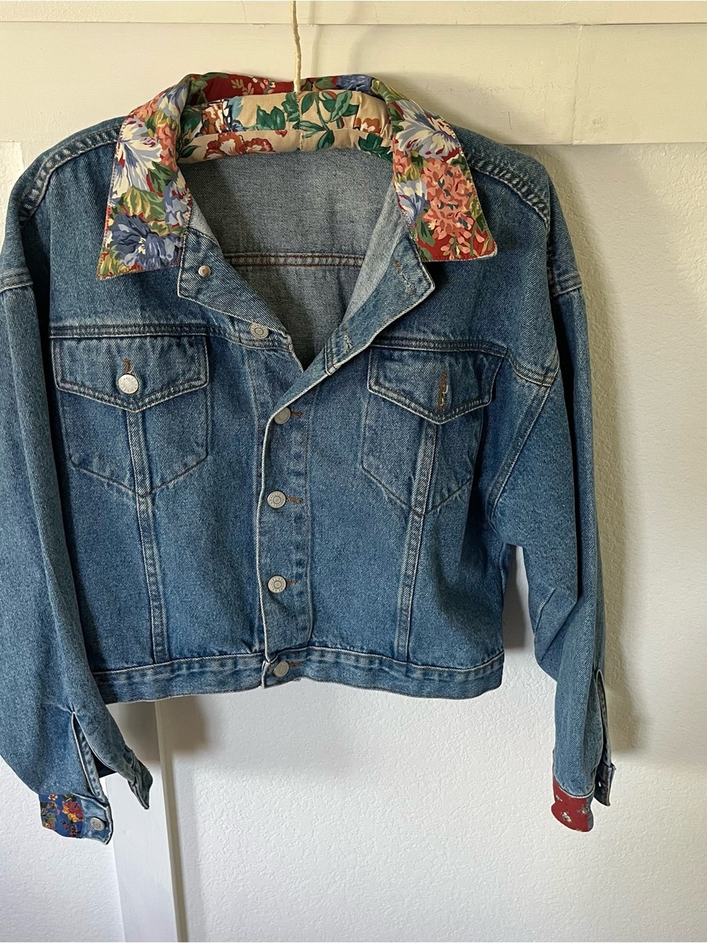 Vintage Marcia's Rainbow Women's Medium Cropped Denim Floral Jacket.